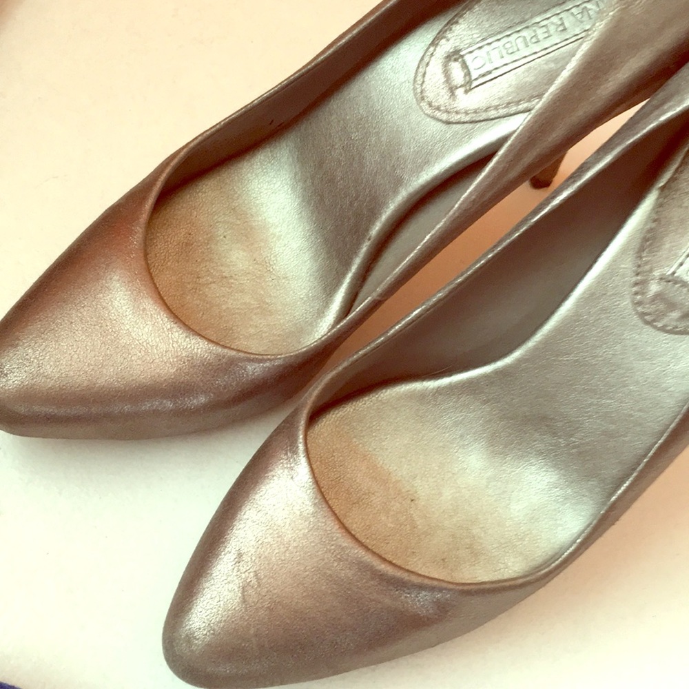 Banana Republic leather silver pumps size 9